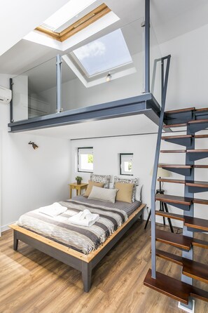 Duplex, 2 Bedrooms (2E) | Iron/ironing board, free cribs/infant beds, free WiFi, bed sheets - LxWay Lisboa aos Poiais (Lisbon)