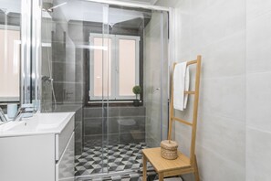 Monolocale, al piano terra | Bagno | Doccia, asciugacapelli, asciugamani