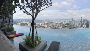 2 outdoor pools