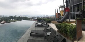 2 outdoor pools - Expressionz Professional Suites by Kelvin (Kuala Lumpur)