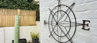 En idyllisk kyst hytte minutter fra stranden