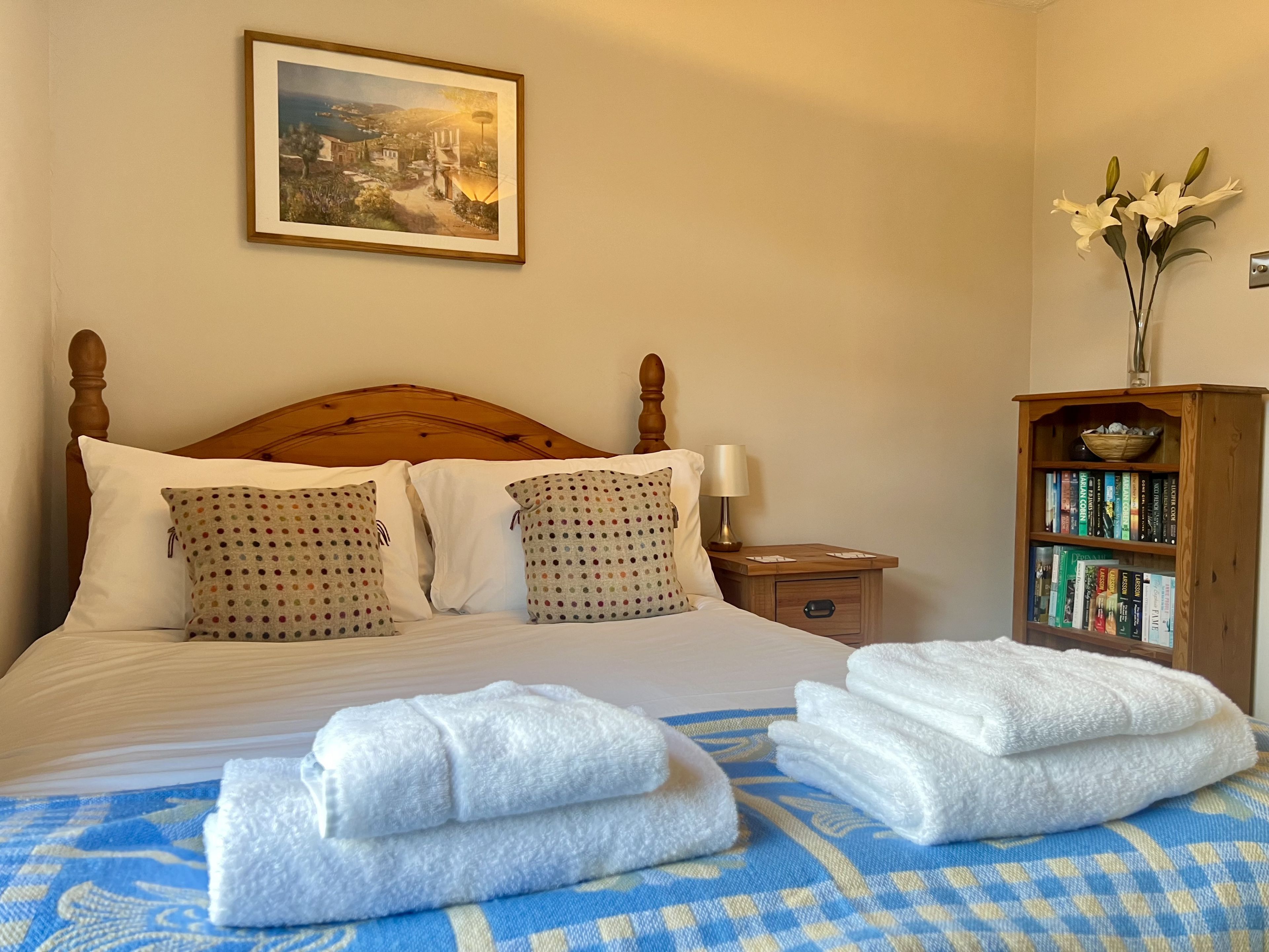 2 bedrooms, desk, iron/ironing board, WiFi