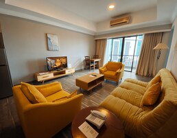 Suíte luxo, 1 quarto | Área de estar | TV de tela plana