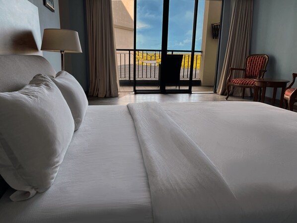 Minibar, caja de seguridad en la habitación y escritorio