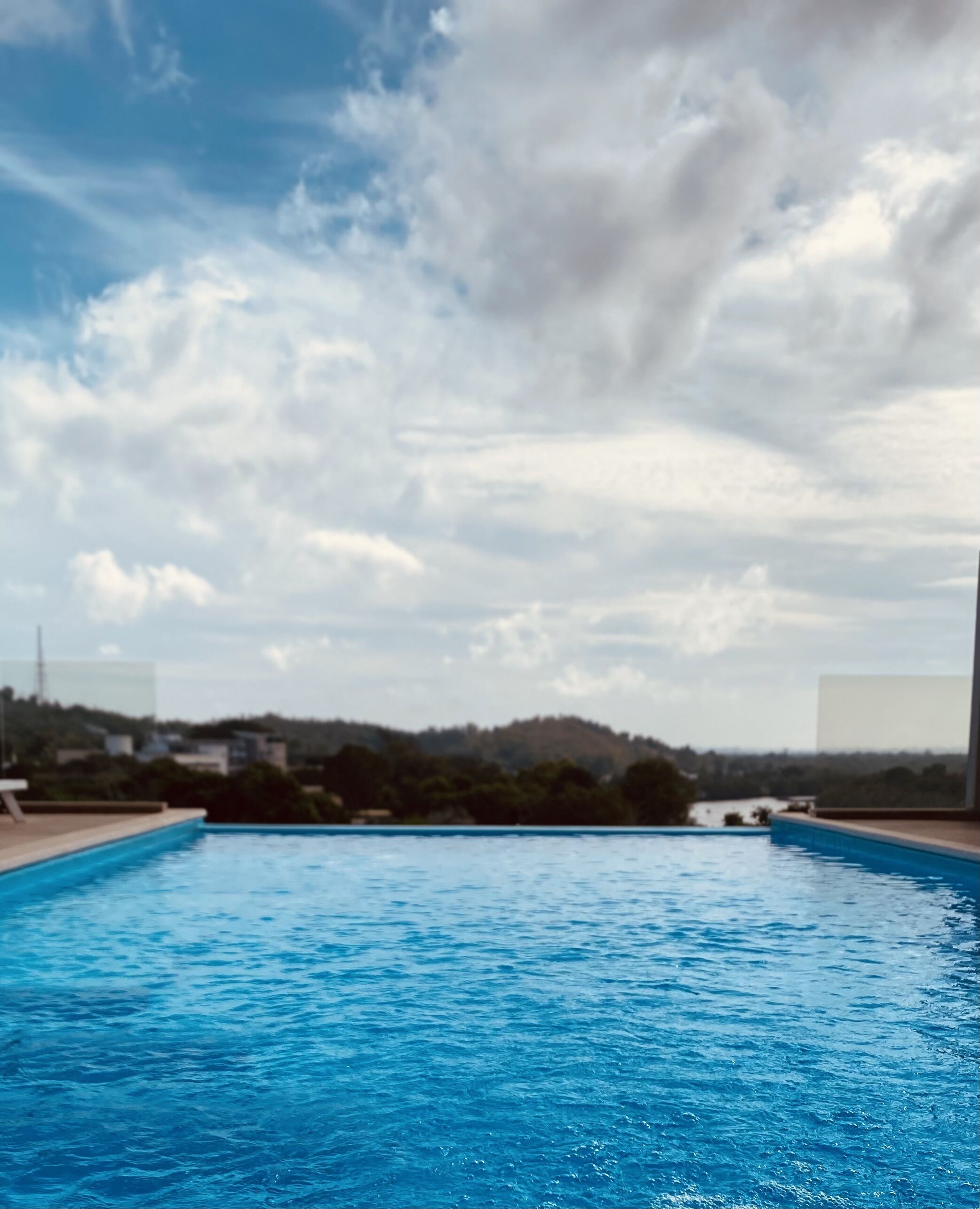 Piscina externa, espreguiçadeiras