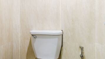 Shower, free toiletries, towels