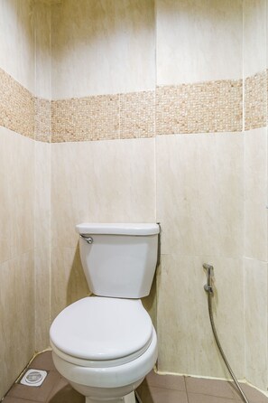 Een douche, gratis toiletartikelen, handdoeken