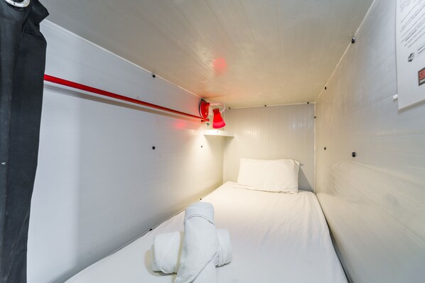 Shared Dormitory (Single-Sized Capsule) | Kostenloses WLAN, Bettwäsche