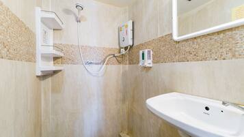 Shower, free toiletries, towels