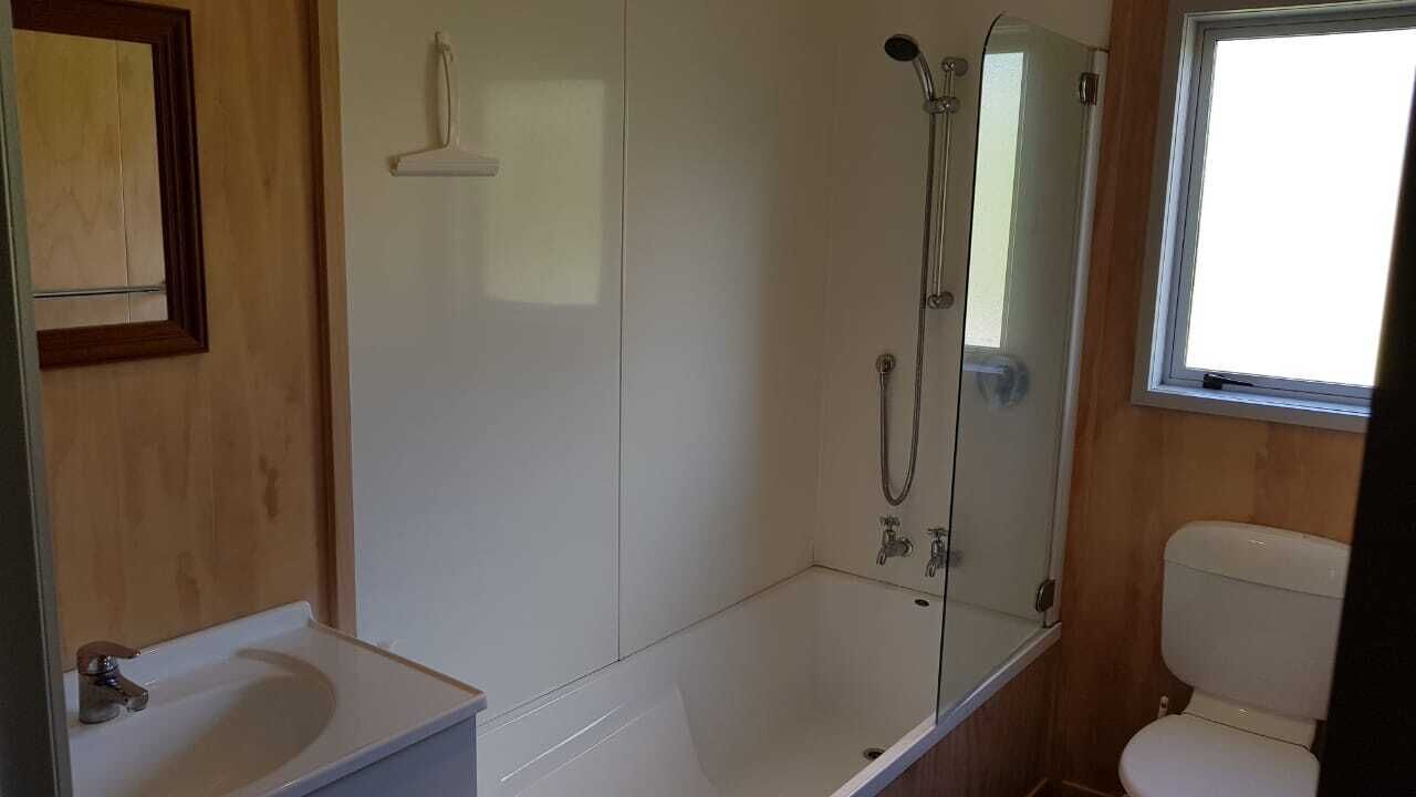 Ein Badezimmer mit Badewanne, Dusche, Toilette und Waschbecken.