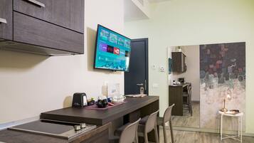 Refrigerador con freezer, microondas, horno, placa de cocina