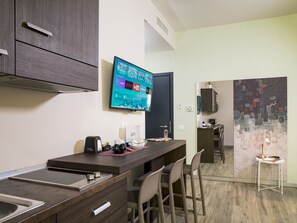 Frigorifero con congelatore, microonde, forno, piano cottura