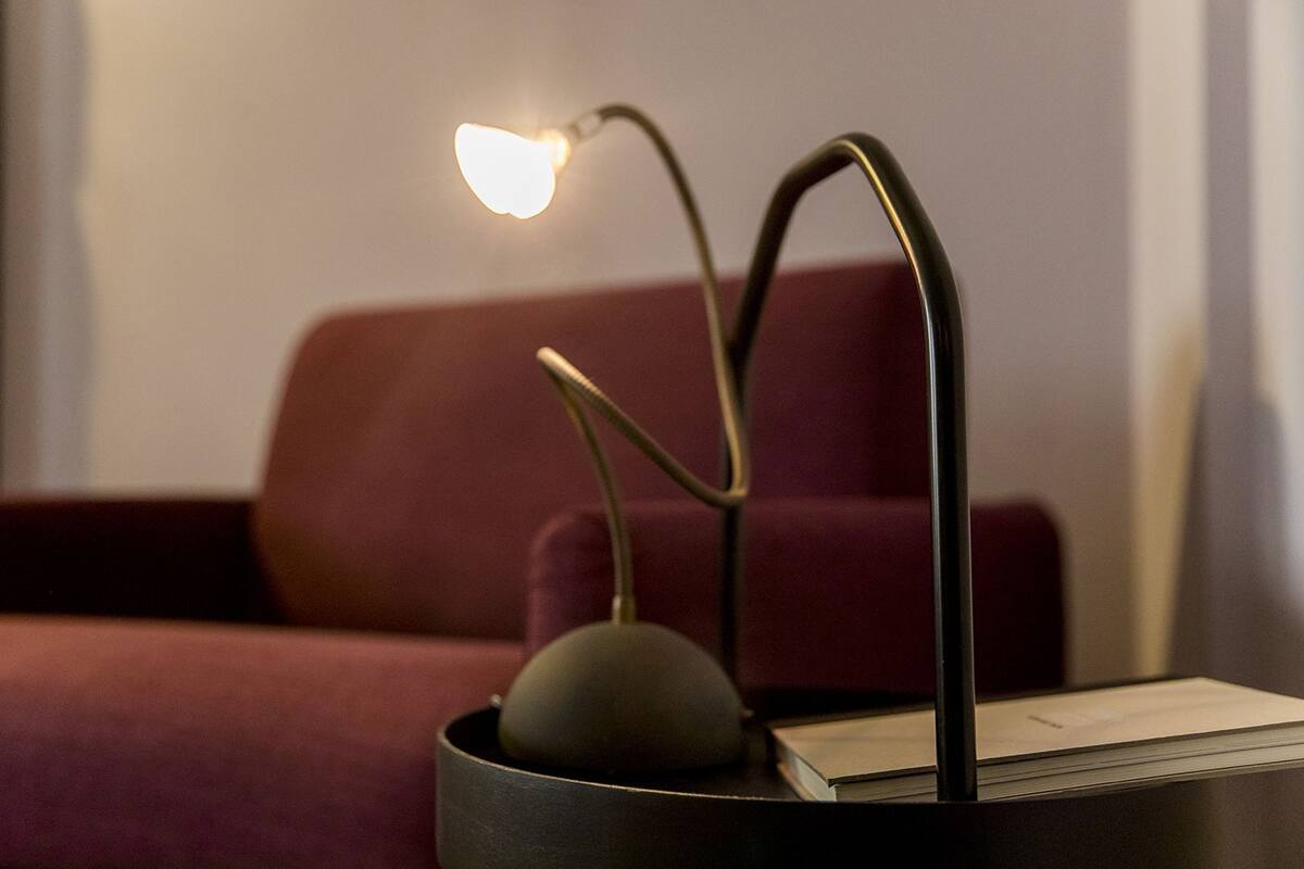 Una lampada moderna con un design particolare su un tavolo.