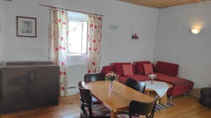 Apartamento clásico, 1 cama de matrimonio grande con sofá cama, vistas a la ciudad (No 2) | Zona de estar | Televisión de 32 pulgadas con canales por cable