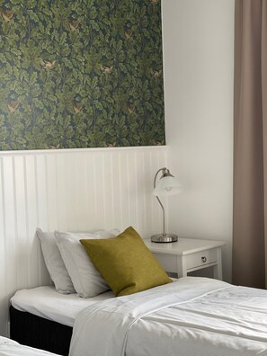 Minibar, escritorio, cortinas opacas y tabla de planchar con plancha