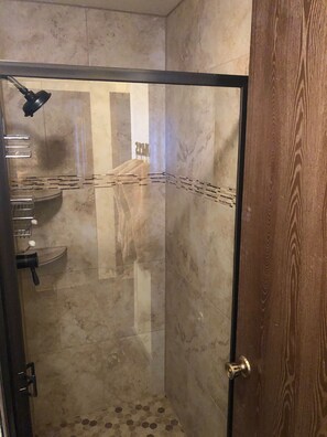 Sèche-cheveux, serviettes fournies, papier toilette