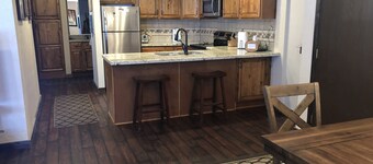 Giant Step 3 Condo! Ski-in/Ski-Out. Completely Remodeled! WI-FI