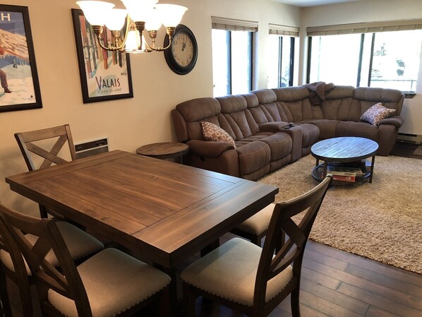 Televisio, takka, DVD-soitin, pöytäjalkapallopöytä