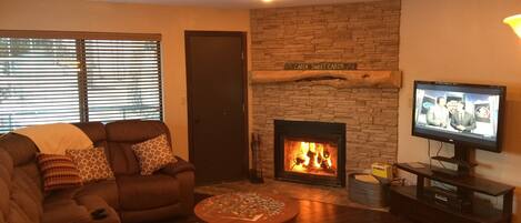 Televisor, llar de foc, reproductor de DVD i futbolí