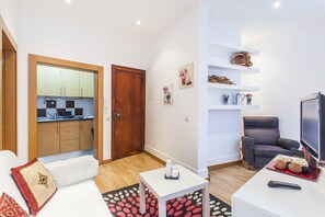 Eine moderne Wohnung mit Küche, Wohnzimmer und Essbereich.