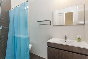Apartment, 1 Bedroom (3C) | Bathroom | Shower, hair dryer, towels - LxWay Apartments Largo de Santa Bárbara (Lisbon)