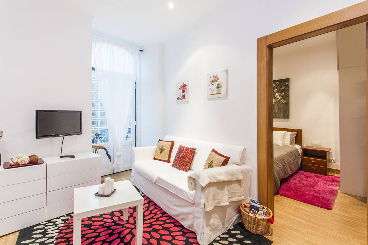 Apartamento, 1 habitación, balcón | Sala de estar | Una televisión LCD