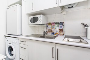 Fridge, microwave, stovetop, coffee/tea maker - LxWay Apartments Largo de Santa Bárbara (Lisbon)