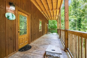 Terrace/patio - Hot Tub + Game Room-Free Dollywood Tickets-1 mile to Gatlinburg (Gatlinburg)