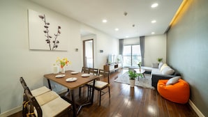 Appartamento, 3 camere da letto, vista città | Area soggiorno | TV a schermo piatto 48 pollici con canali digitali, Smart TV