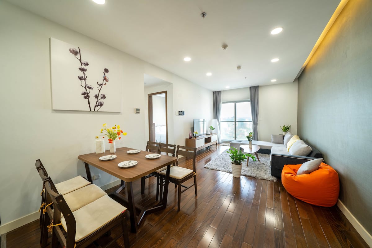 Apartment, 3 Schlafzimmer, Stadtblick | Wohnbereich | 48-Zoll-Flachbildfernseher mit Digitalempfang, Smart-TV
