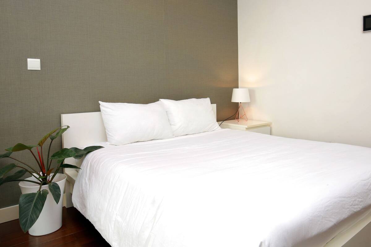 Studio | Zimmersafe, Schreibtisch, schallisolierte Zimmer, Bügeleisen/Bügelbrett
