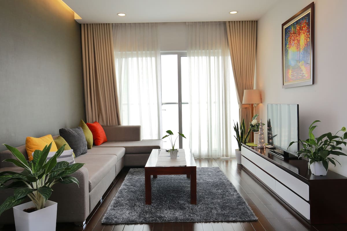 Familienapartment, 2 Schlafzimmer | Wohnbereich | 48-Zoll-Flachbildfernseher mit Digitalempfang, Smart-TV