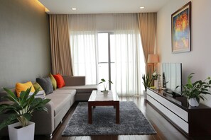 Departamento familiar, 2 habitaciones | Área de sala de estar | Televisión de pantalla plana de 48 pulgadas con canales digitales 