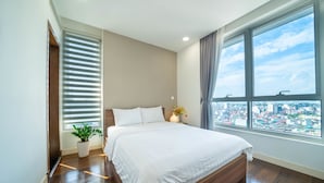 Appartamento, 3 camere da letto, vista città | Una cassaforte in camera, una scrivania, insonorizzazione