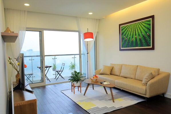 In-room safe, desk, soundproofing, iron/ironing board - Shendo Service Apartment - Lancaster Hanoi (Hanoi)