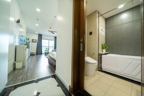 Studio | Zimmersafe, Schreibtisch, schallisolierte Zimmer, Bügeleisen/Bügelbrett