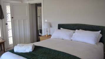 6 bedrooms, iron/ironing board, Internet, bed sheets