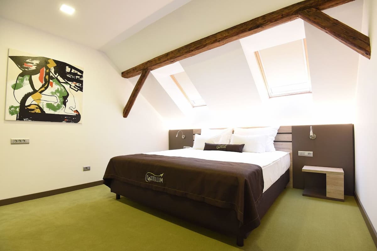 Superior suite | Een minibar, een kluis op de kamer, een bureau, geluiddichte muren