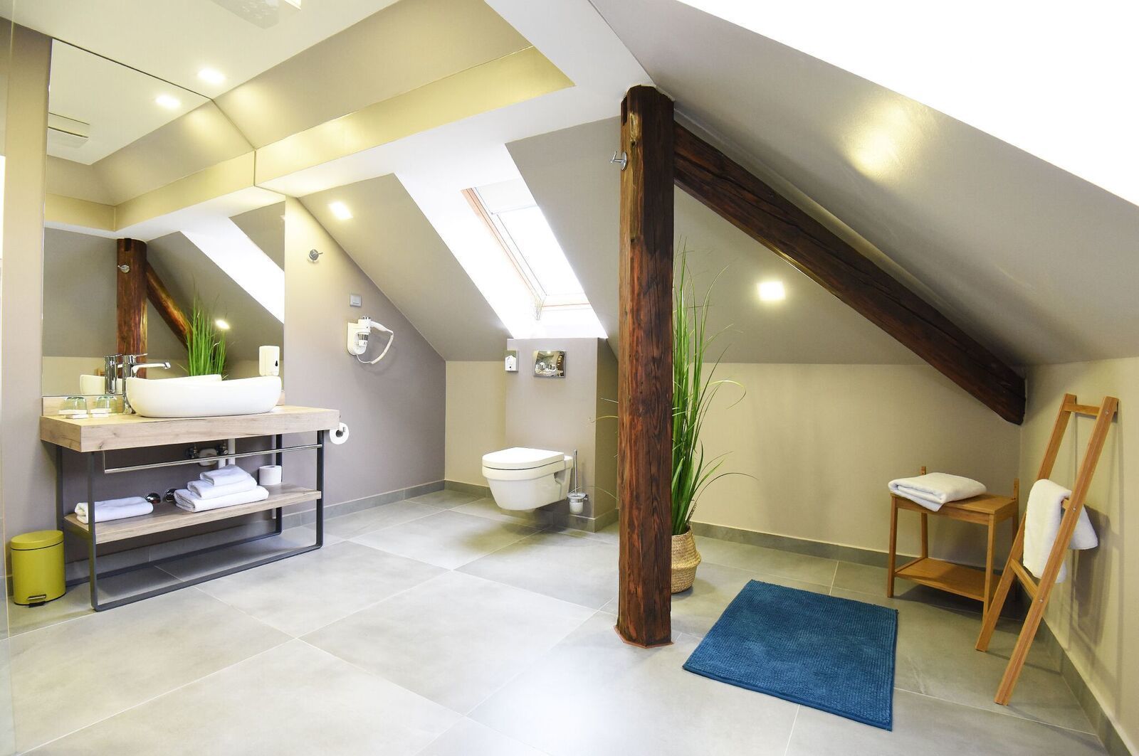 superior suite | bathroom | shower, free toiletries, hair dryer, towels