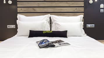 Bar mini, peti besi dalam bilik, meja, kalis bunyi