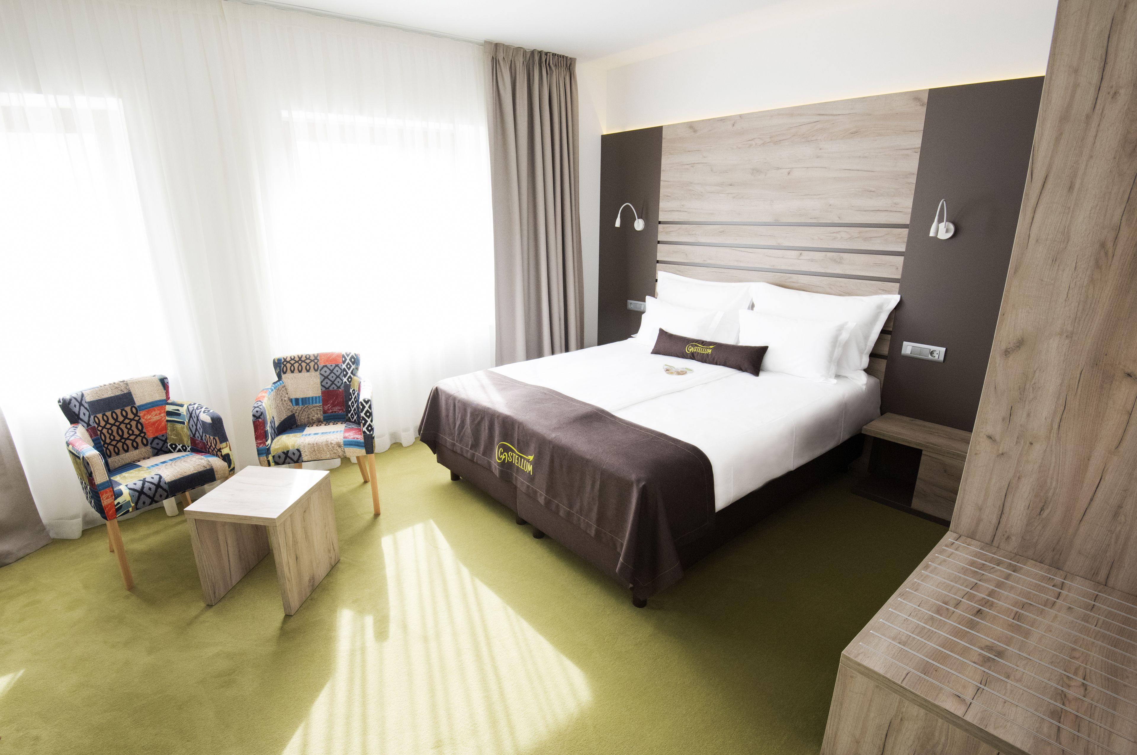 Minibaari, tallelokero huoneessa, työpöytä, äänieristys