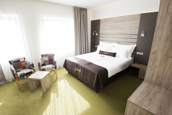 Minibaari, tallelokero huoneessa, työpöytä, äänieristys