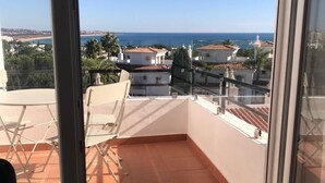 A balcony with a view of the sea and neighboring buildings. - Algarve luxury seaview apartment with pool near beaches  (Porches)