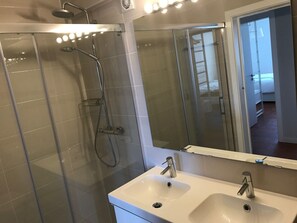 Douche, sĂšche-cheveux, bidet, serviettes fournies
