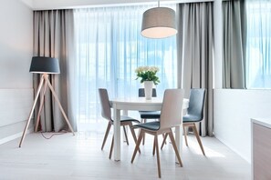Apartamento luxo, 1 quarto, para não fumantes, cozinha americana | Cofres nos quartos, individualmente mobiliados, cortinas blackout