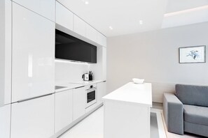 Deluxe Apartment, 1 Bedroom | Private kitchenette