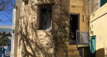 Perinteinen keskiaikainen kivitalo "Ano Syrosissa"