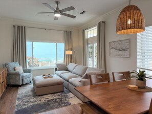 Smart TV - •Oceanfront Townhome •Direct Beach Access •4BR 3.5BA •Sleeps 10 (New Smyrna Beach)