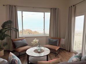 Smart TV - •Oceanfront Townhome •Direct Beach Access •4BR 3.5BA •Sleeps 10 (New Smyrna Beach)