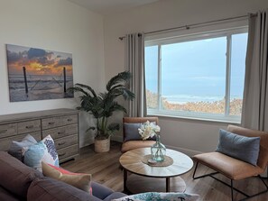 Smart TV - •Oceanfront Townhome •Direct Beach Access •4BR 3.5BA •Sleeps 10 (New Smyrna Beach)